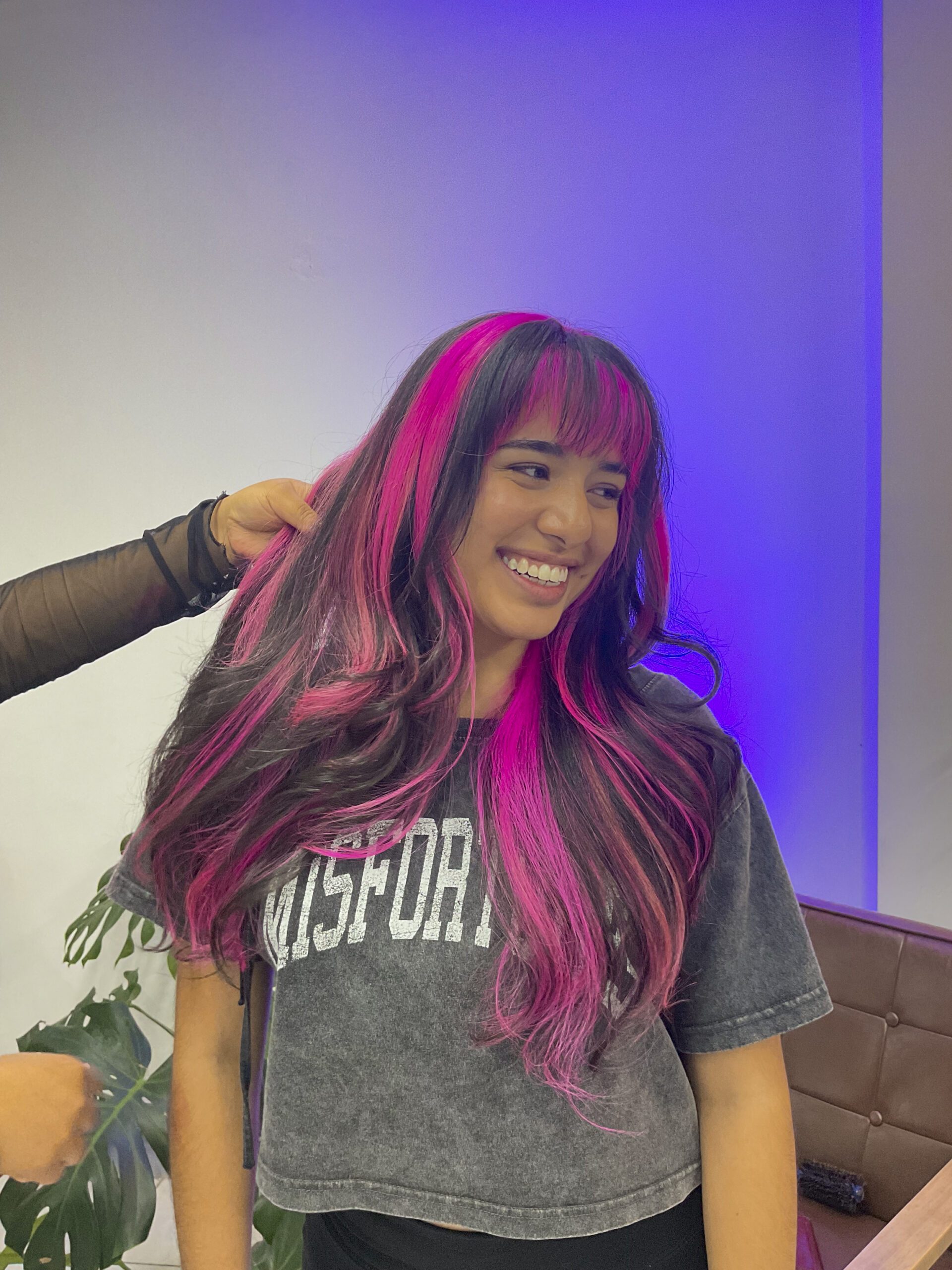 Diseño de color rosa con contraste oscuro de Black Pearl Salon